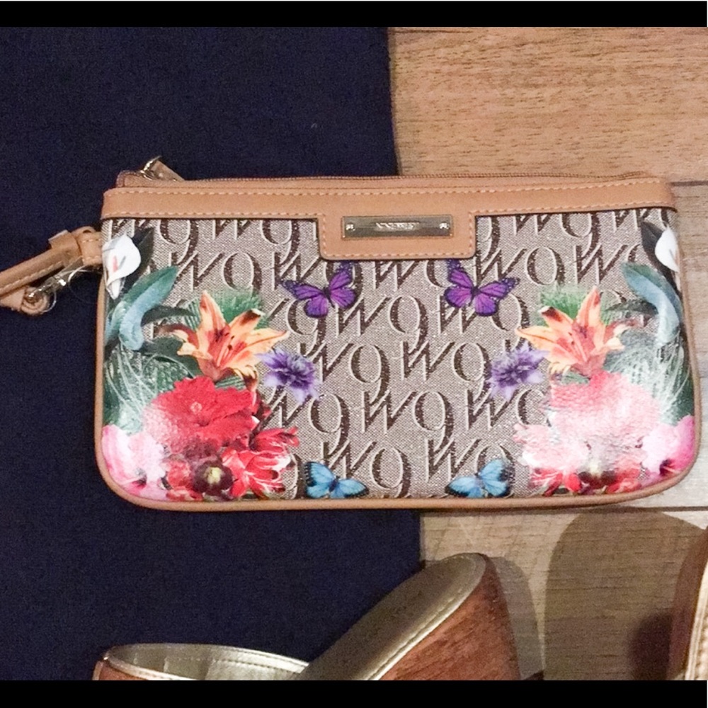 ✨HP✨Nine West Clutch NWT